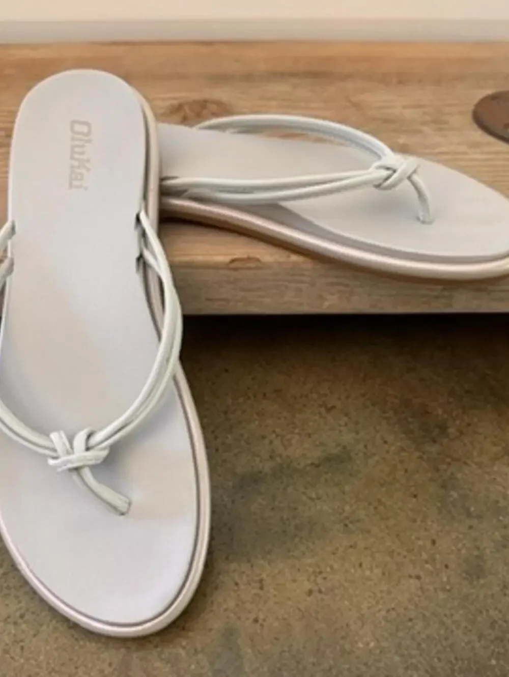 OluKai Aka Women's Size 7 flip-flop Silver Sandals Knotted